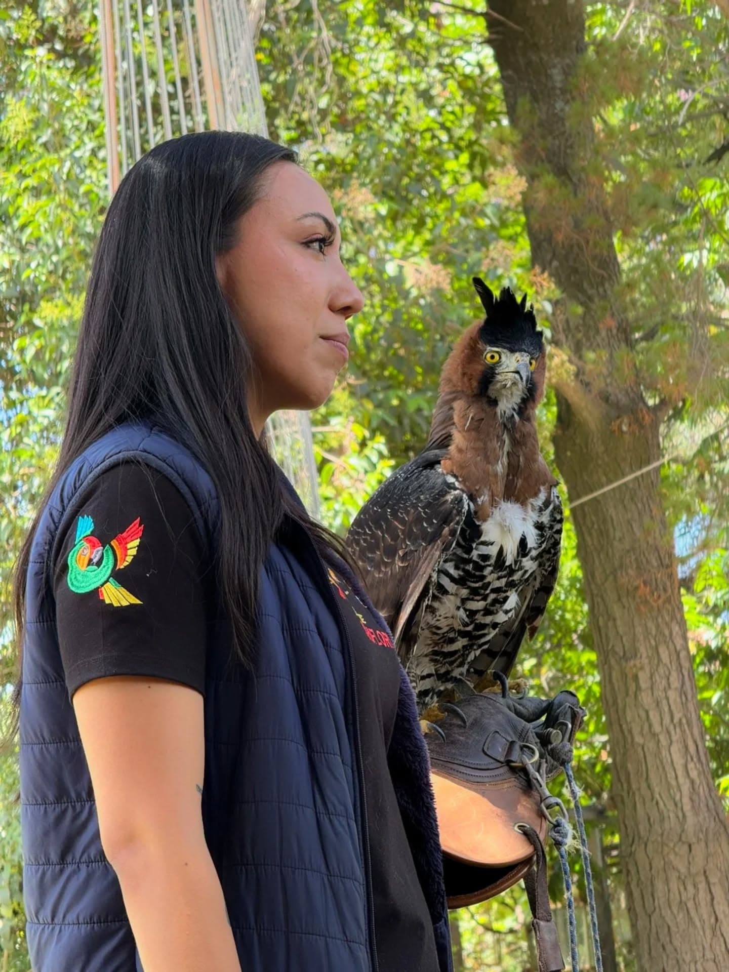 Voluntaria con un ave